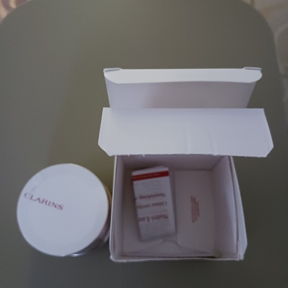 *SEALED* Clarins Nutri Lumiere Jour Day Cream Moisturizer - Picture 15 of 16